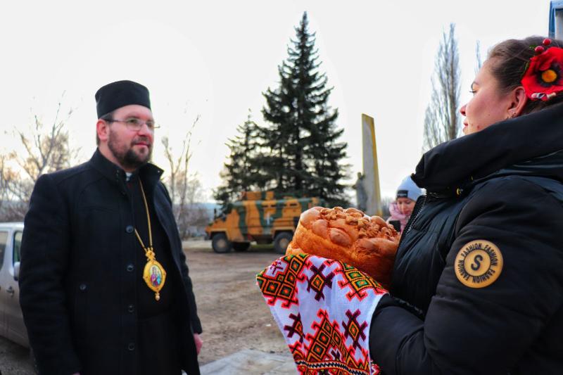 Нескорена Донеччина: владика Максим відвідав прифронтові парафії