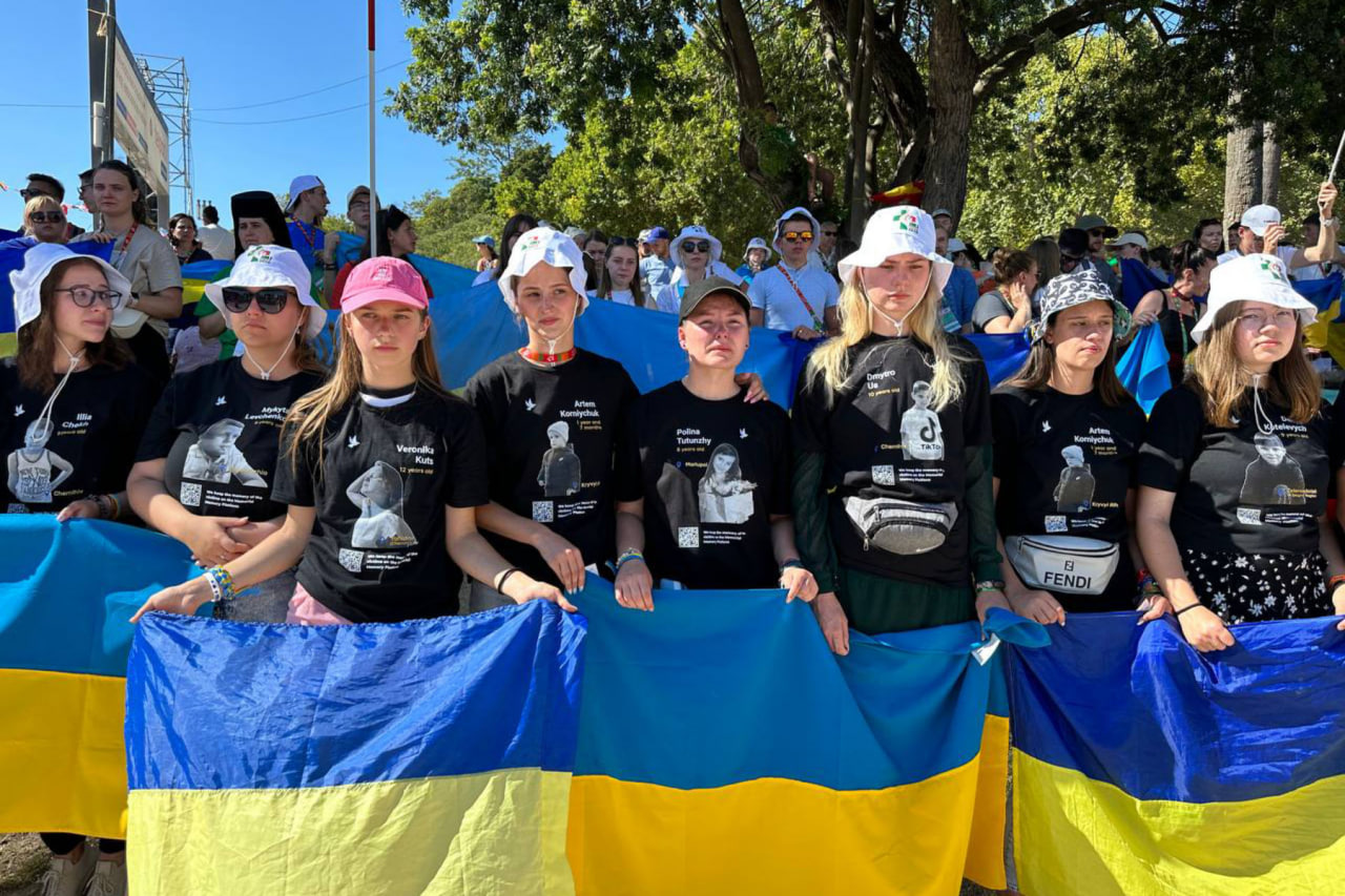 Українська молодь прийшла на Хресну дорогу з Папою у вбранні з портретами вбитих росією українських дітей