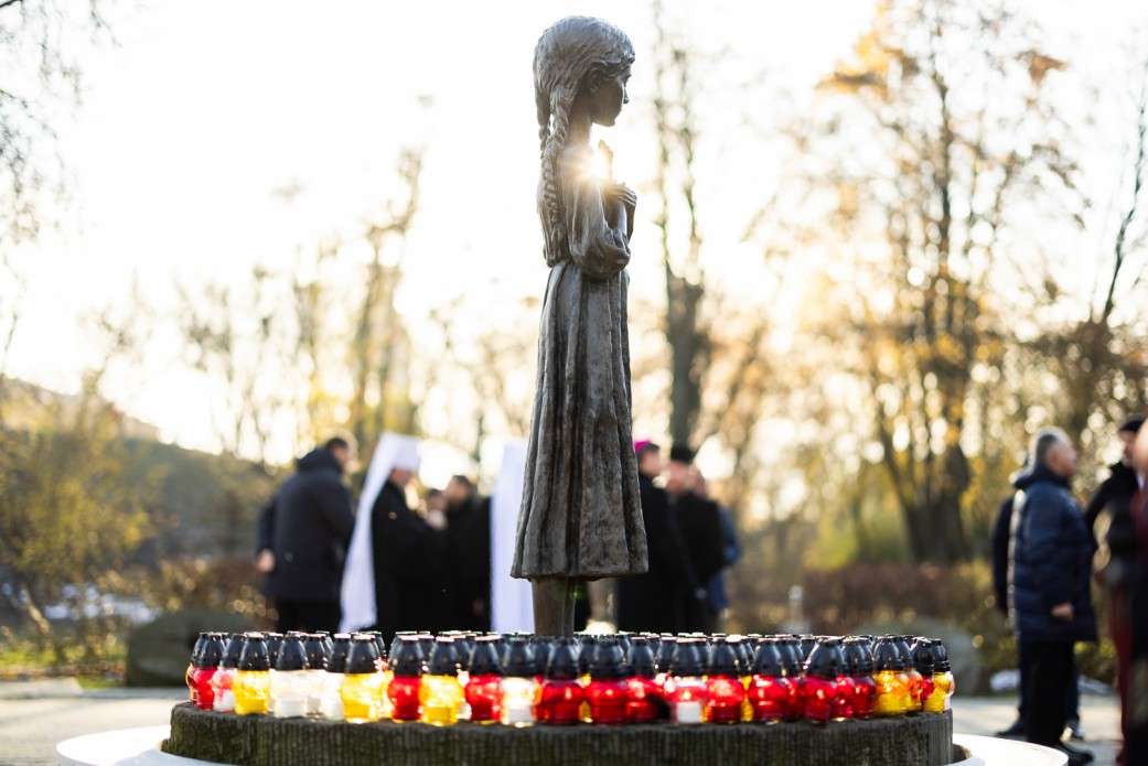 Релігійні лідери разом із військово-політичним керівництвом України помолилися за жертв Голодомору в Києво-Печерській лаврі